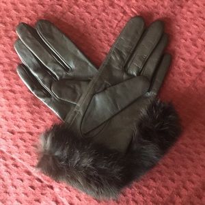 Goat leather gloves with rabbit fur trim